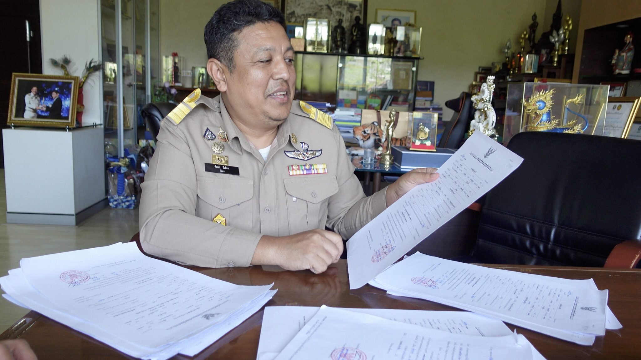 Koh Samui mayor Ramnet Jaikwang at press conference on building scandal