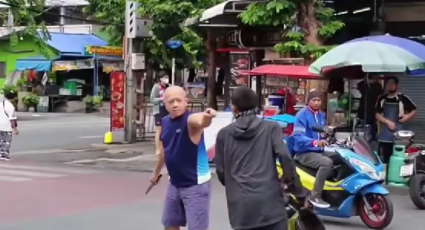 Bangkok road altercation involving a knife