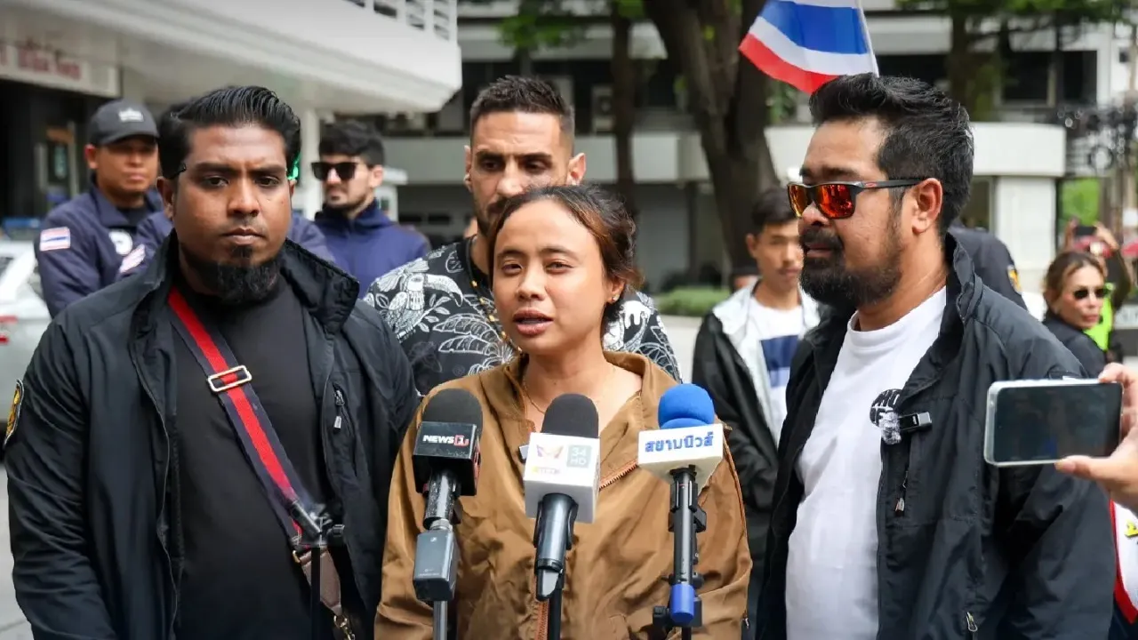 Impatient Thais group at Israeli embassy in Bangkok