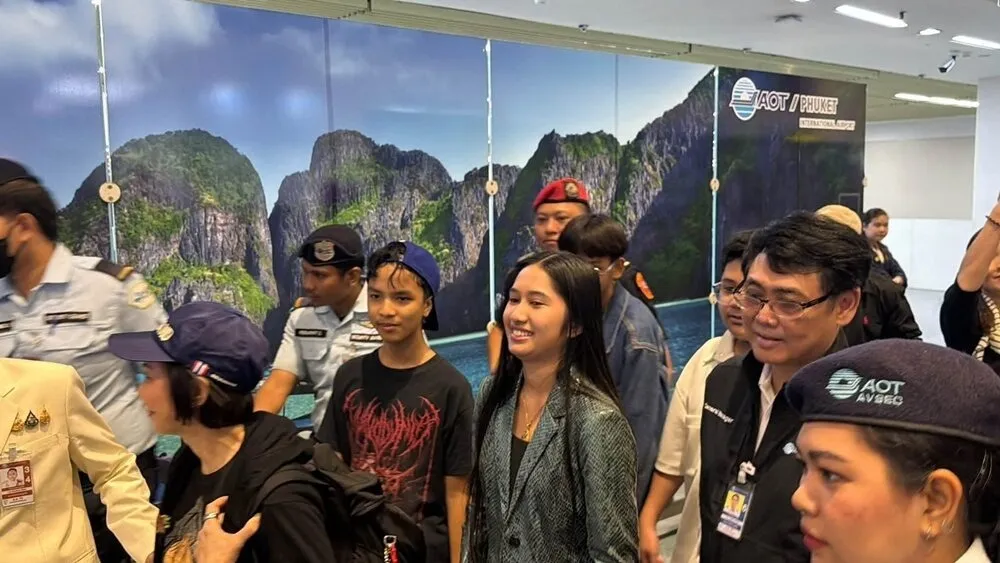 Néné Royal welcomed at Phuket airport
