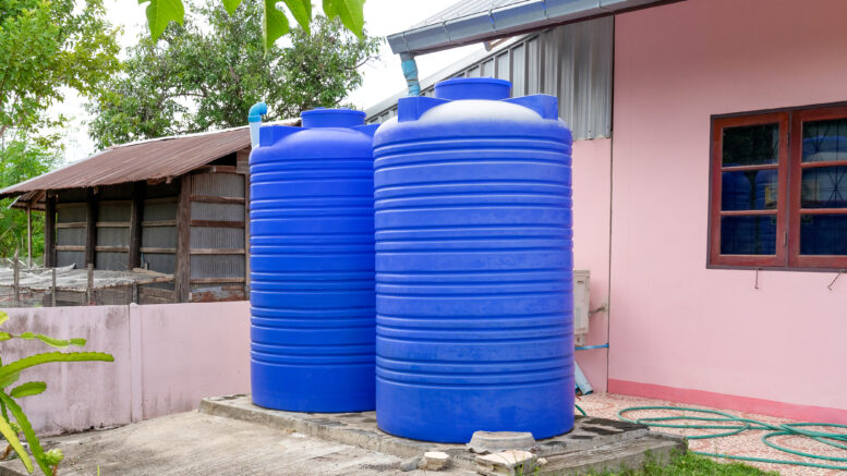 Réservoir d'eau en plastique en Thaïlande