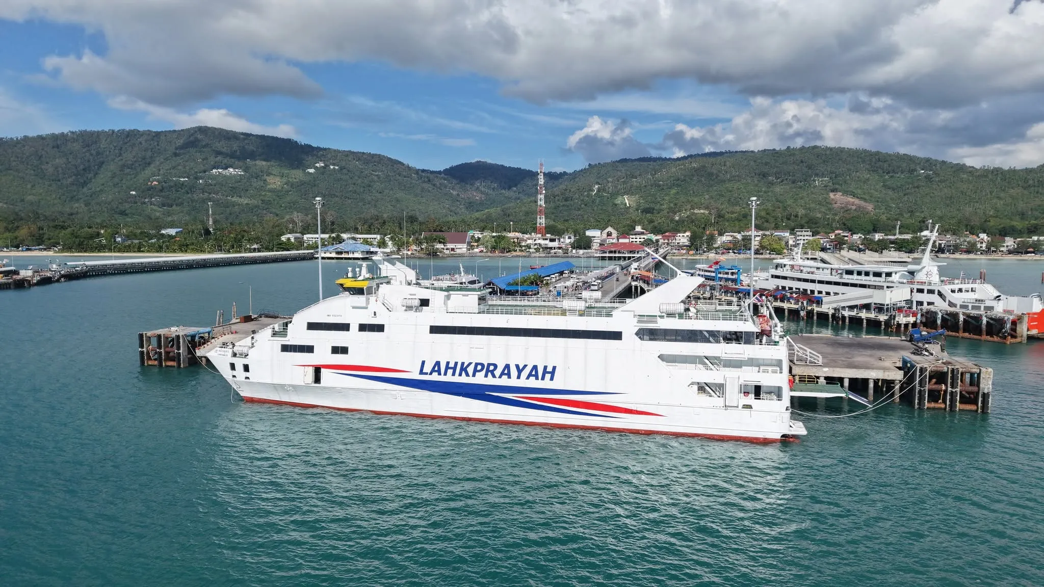 Lak Samut ferry docked at Koh Samui